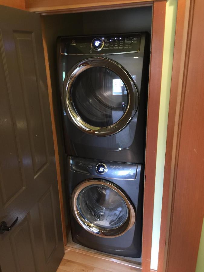 Renovated Condo, 2Br, 2Ba, Heated Pool, 3 Hot Tubs, Pets Welcome! 캔모어 외부 사진