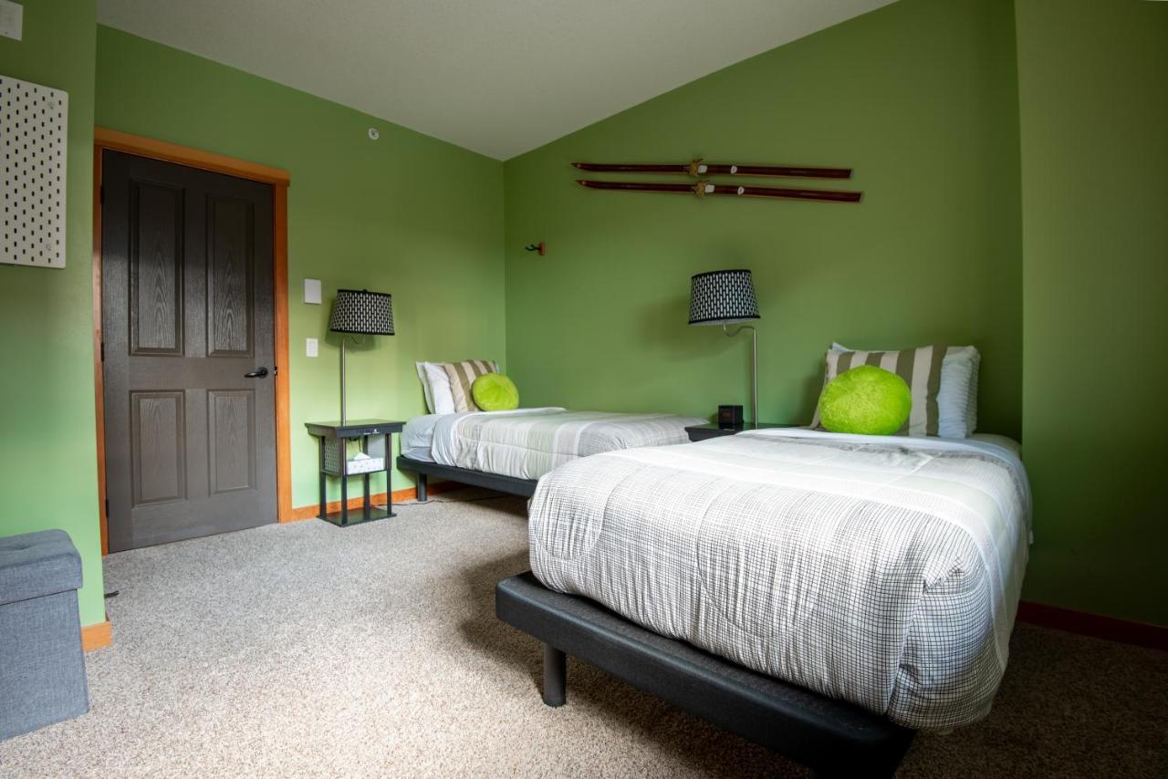 Renovated Condo, 2Br, 2Ba, Heated Pool, 3 Hot Tubs, Pets Welcome! 캔모어 외부 사진