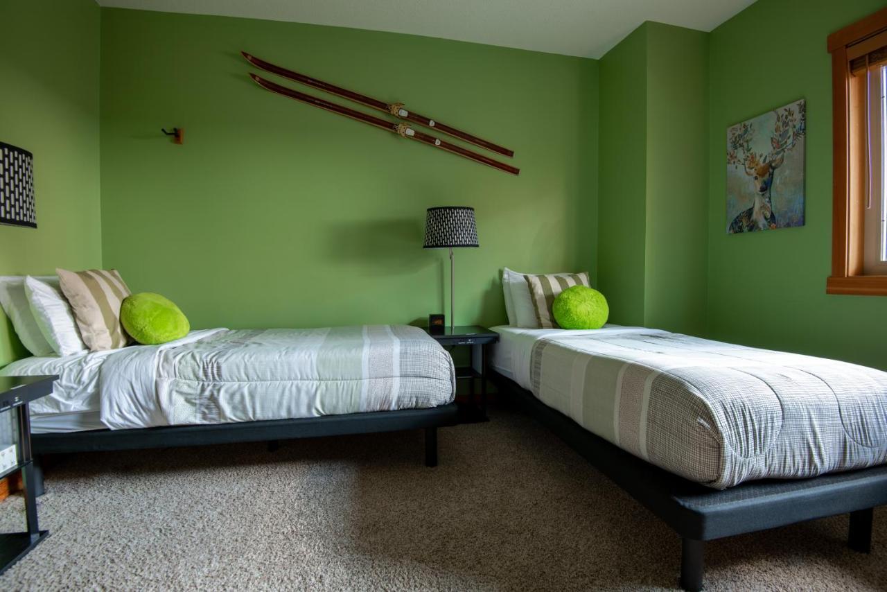 Renovated Condo, 2Br, 2Ba, Heated Pool, 3 Hot Tubs, Pets Welcome! 캔모어 외부 사진